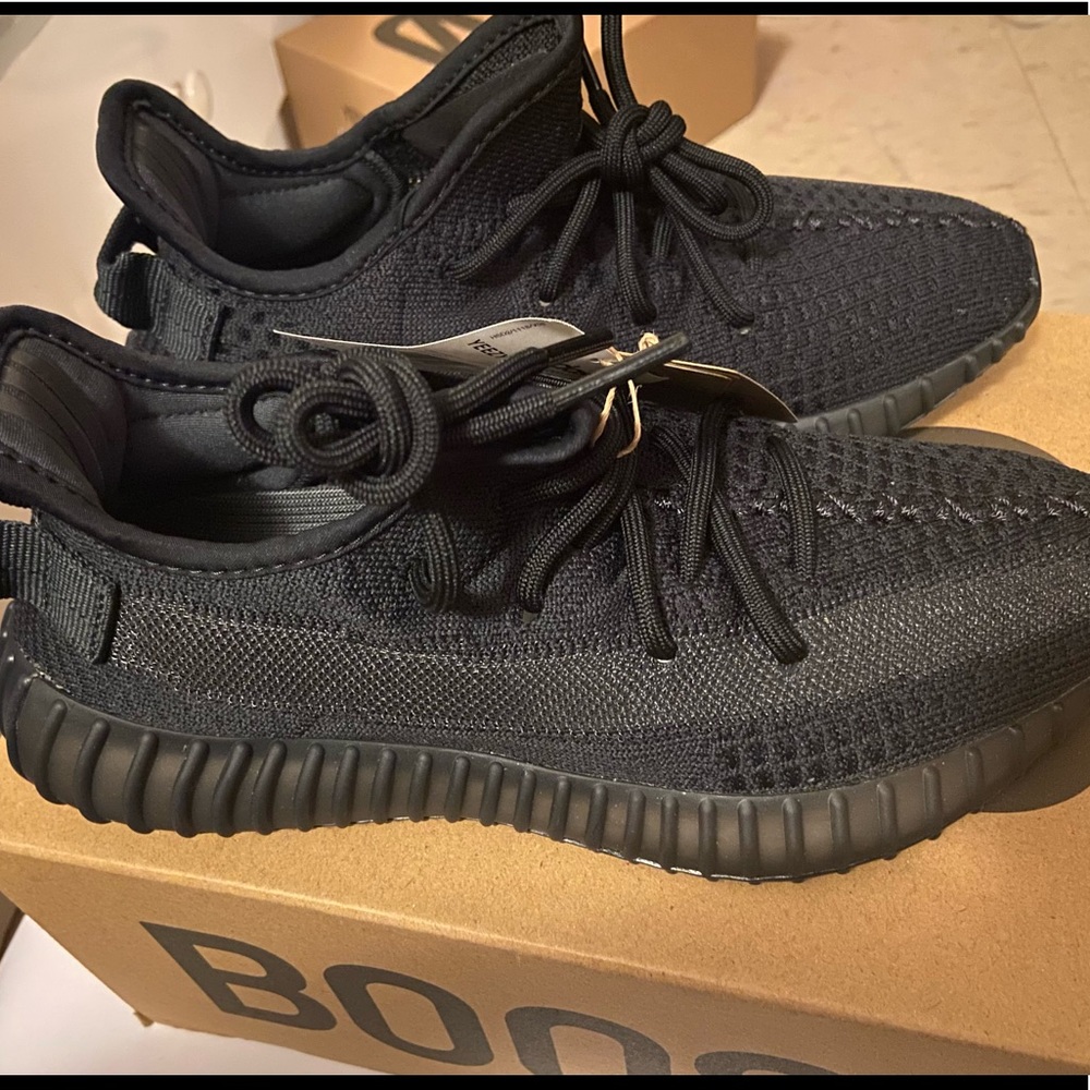 New Yeezy 350 V2 Onyx Size W7.5/M6